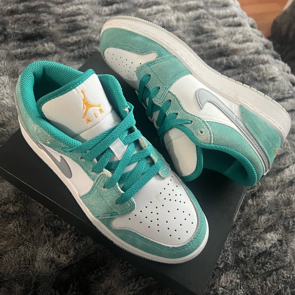 Air Jordan 1 Low SE GS 'New Emerald - Picture 1 of 5